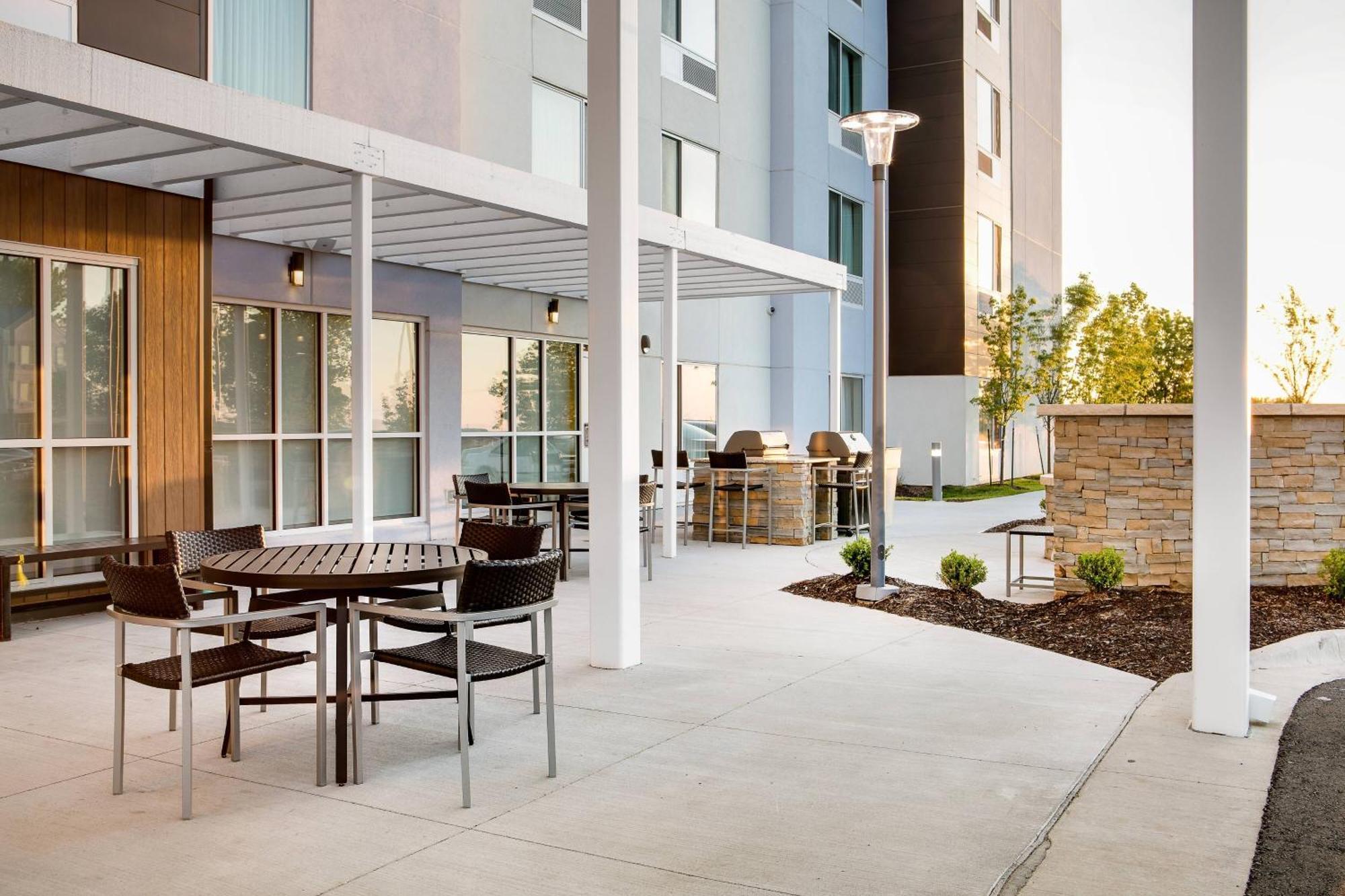 Towneplace Suites By Marriott Kansas City Airport Exteriör bild
